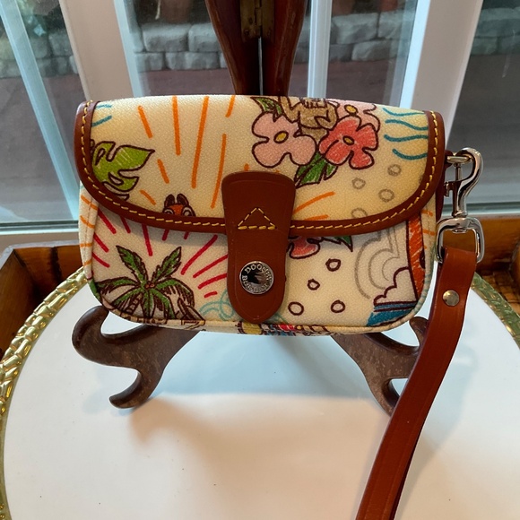 Rare Dooney & Bourke Disney Aulani Small Wristlet Purse - Picture 4 of 8